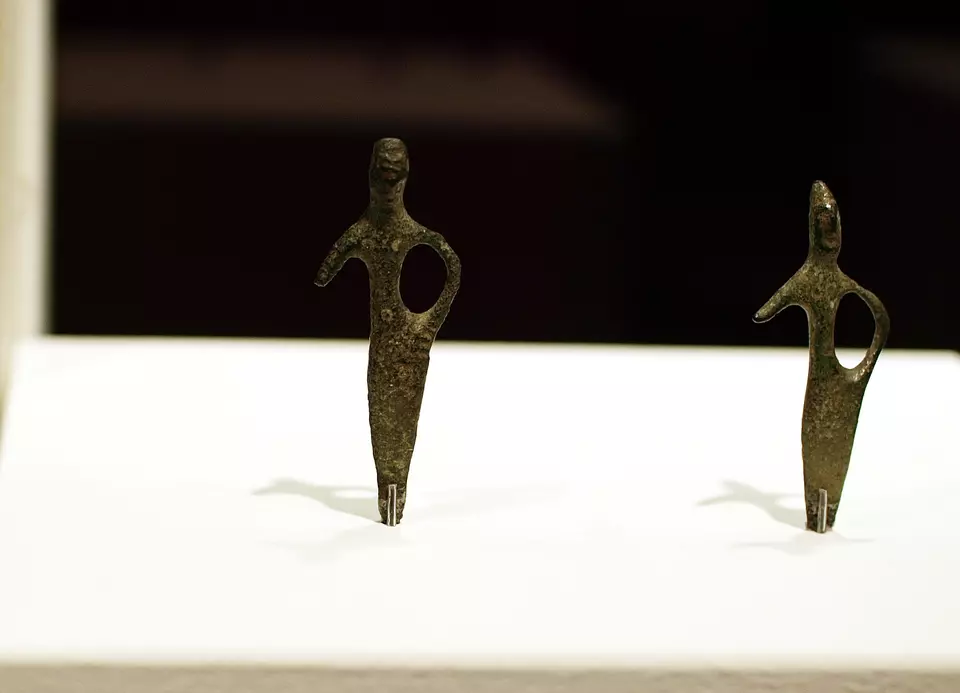 Statues en bronze étrusques exposées lors d’une exposition sur les bijoux étrusques au Rijksmuseum van Oudheden à Leyde