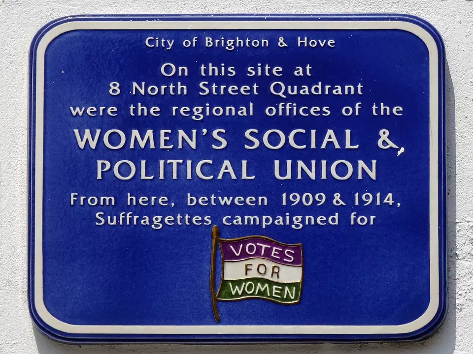 Plaque bleue de la Women's Social & Political Union sur un bâtiment de North Street à Brighton, marquant ses bureaux régionaux