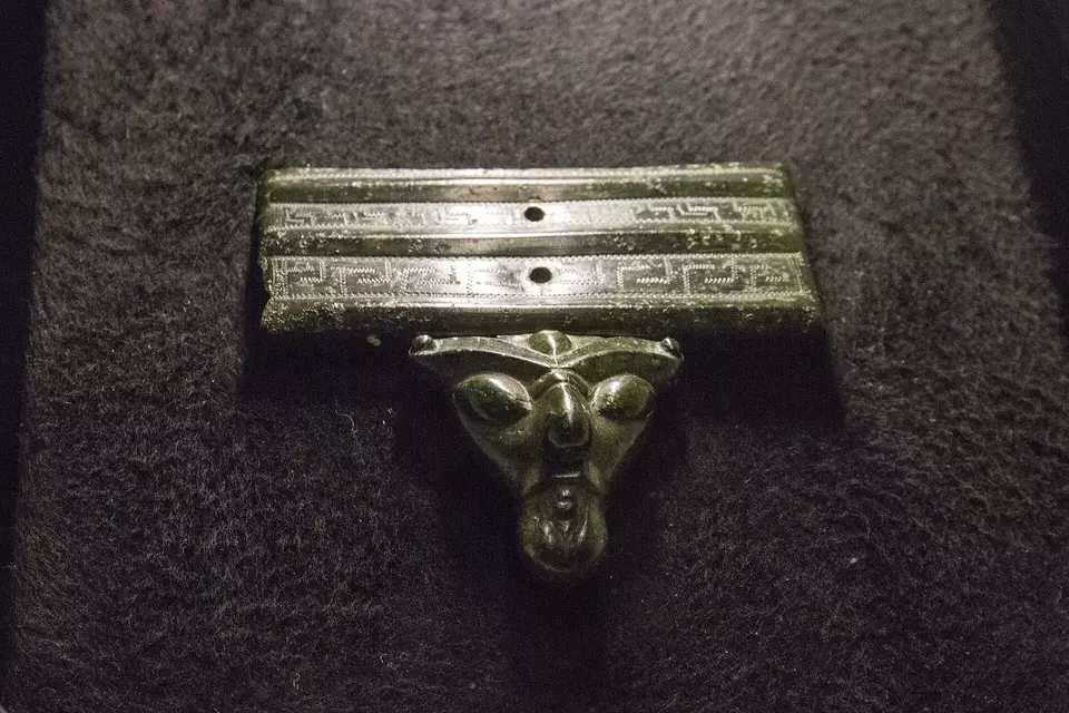 Fermoir de ceinture en bronze de la culture de La Tène, provenant de Želkovice, exposé au Musée national de Prague