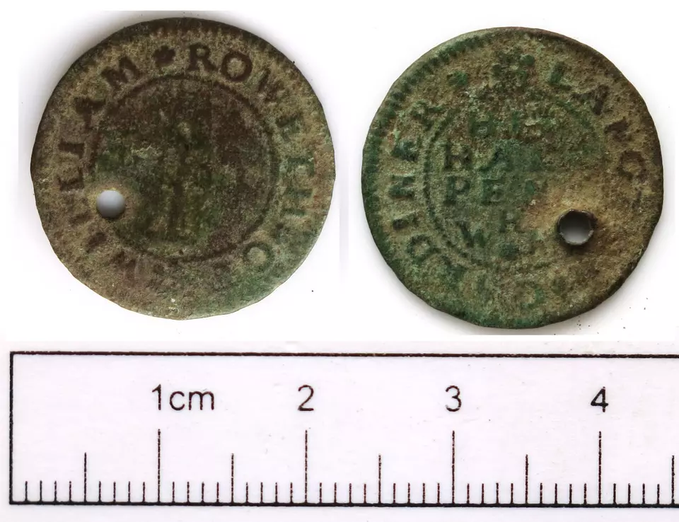 Demi-penny jeton de commerce en alliage de cuivre du XVIIe siècle émis par William Roweth de Langton-by-Spilsby, Lincolnshire, percé sur l’avers