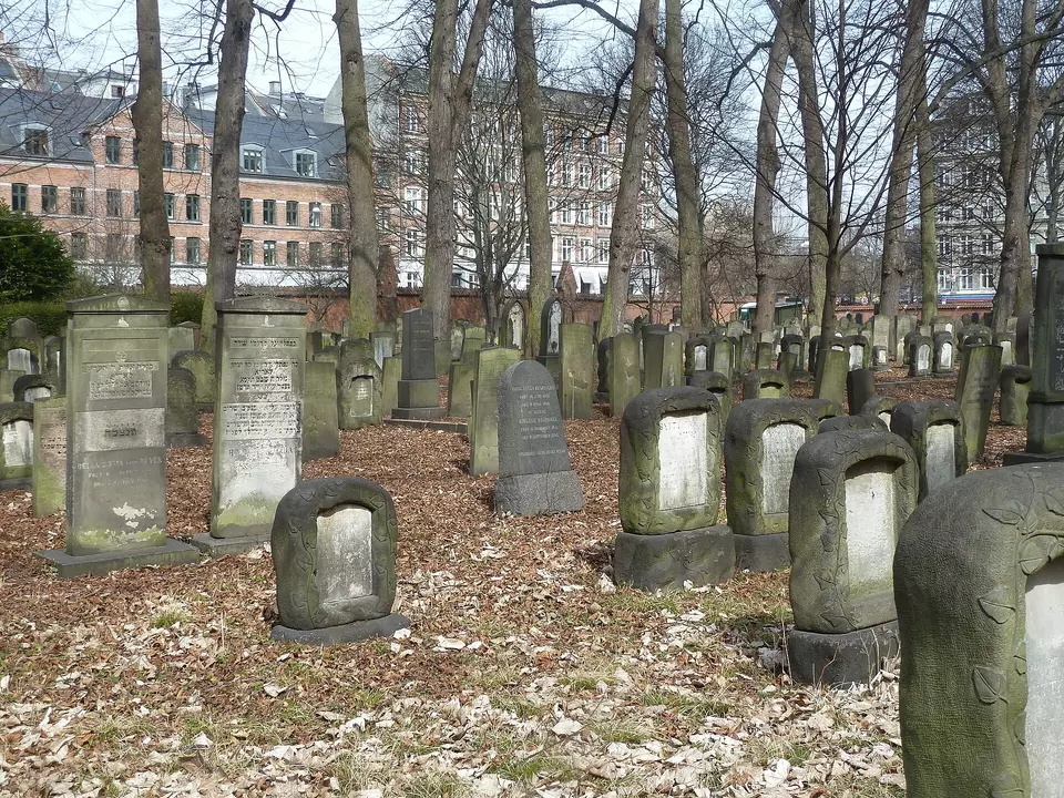 Cimetière Mosaisk Nordre Begravelsesplads à Copenhague, au Danemark, avec ses pierres tombales