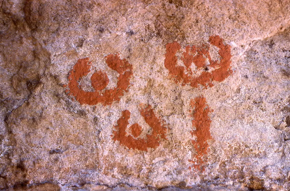 Peintures de mains dans un abri rocheux près de Blackheath, Blue Mountains, Nouvelle-Galles du Sud, Australie