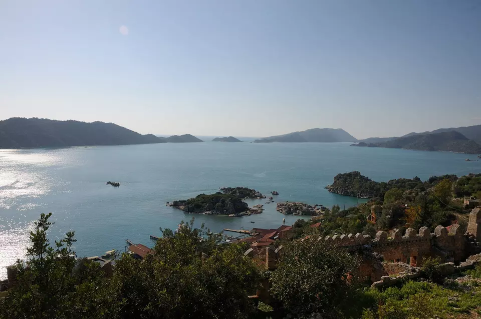Vue de la côte, des îlots et de l’île de Kekova depuis les hauteurs du château de Simena à Kaleköy
