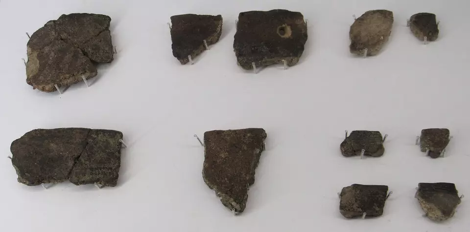 Fragments de céramique jōmon issus du site Aidani Kumahara, préfecture de Shiga, exposés au musée des sciences de Nagoya