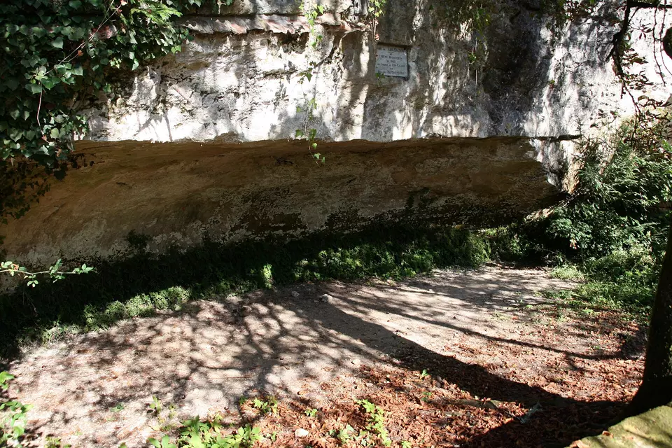 Abri de Cro-Magnon aux Eyzies de Tayac, Dordogne, avec une plaque commémorative sur la découverte de 1868