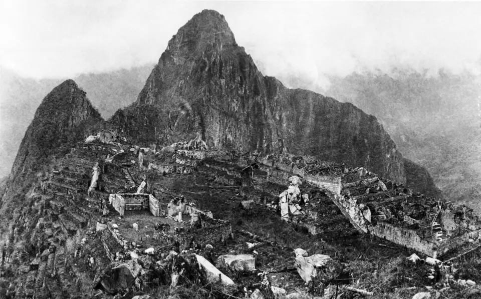 À gauche, les terrasses agricoles occidentales de Machu Picchu ; au-dessus, la place sacrée avec le temple principal et le temple aux trois fenêtres