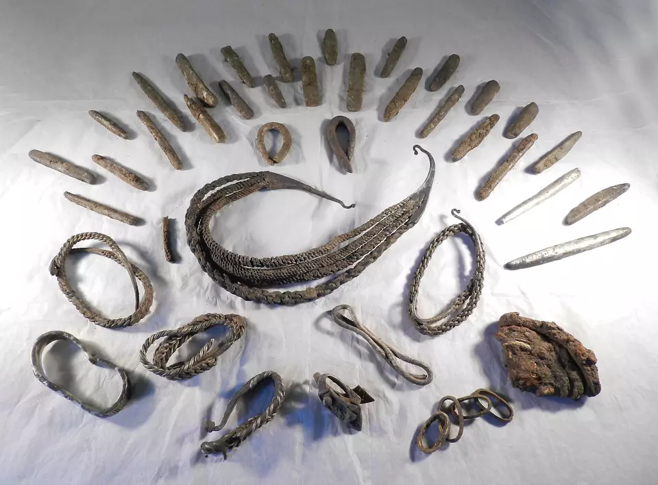 Trésor viking en argent de la région de Bedale, dans le Yorkshire du Nord, avec colliers, torques et fragments d’or