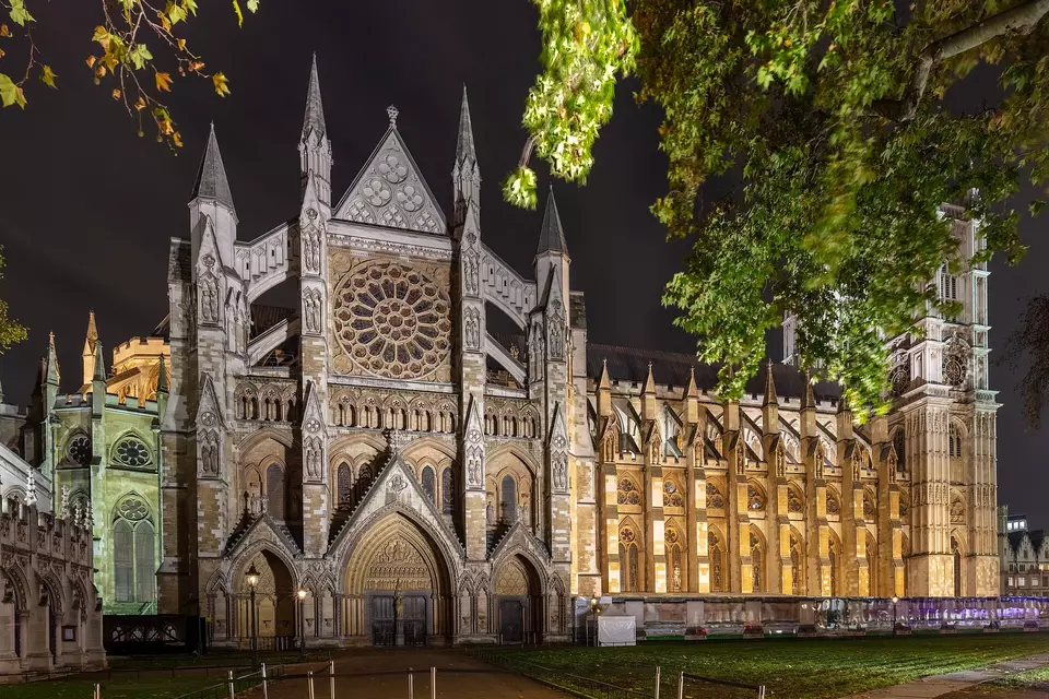 Fachada de Westminster Abbey en Londres, con sus torres góticas y sus contrafuertes de piedra