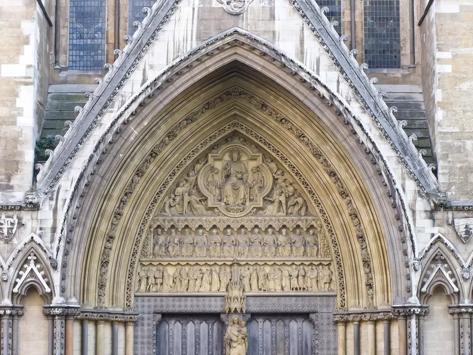 Tympanon der Nordfassade der Westminster Abbey in London, England