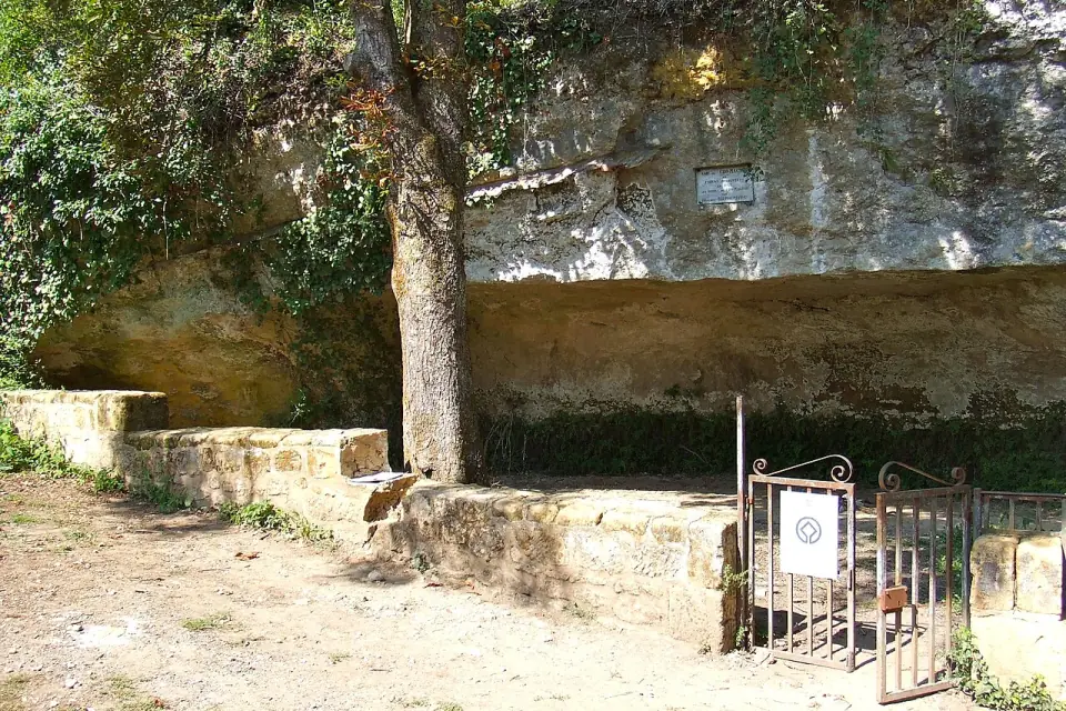 L'abri de Cro-Magnon aux Eyzies, creux naturel au pied de la falaise calcaire