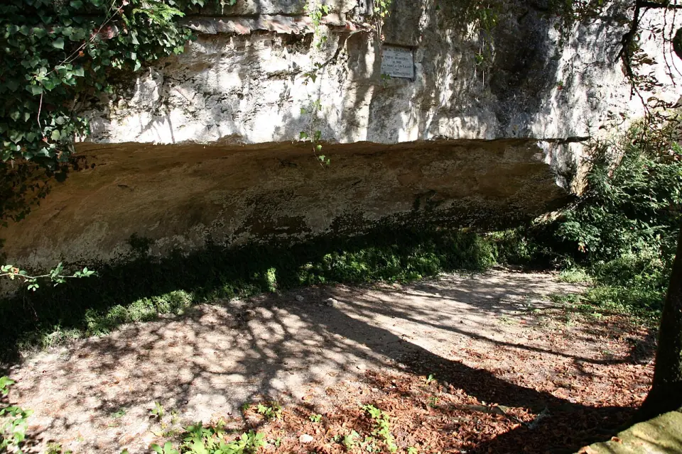 Plaque commémorative sur la falaise de l'abri de Cro-Magnon, qui rappelle la découverte de 1868