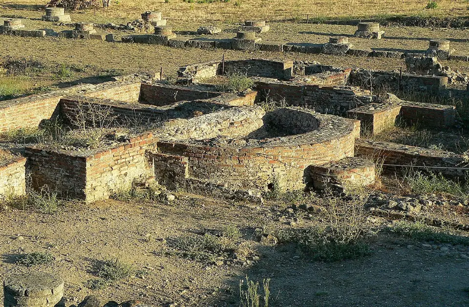 Murs de briques et de pierres des ruines romaines d'Alalia, à Aléria