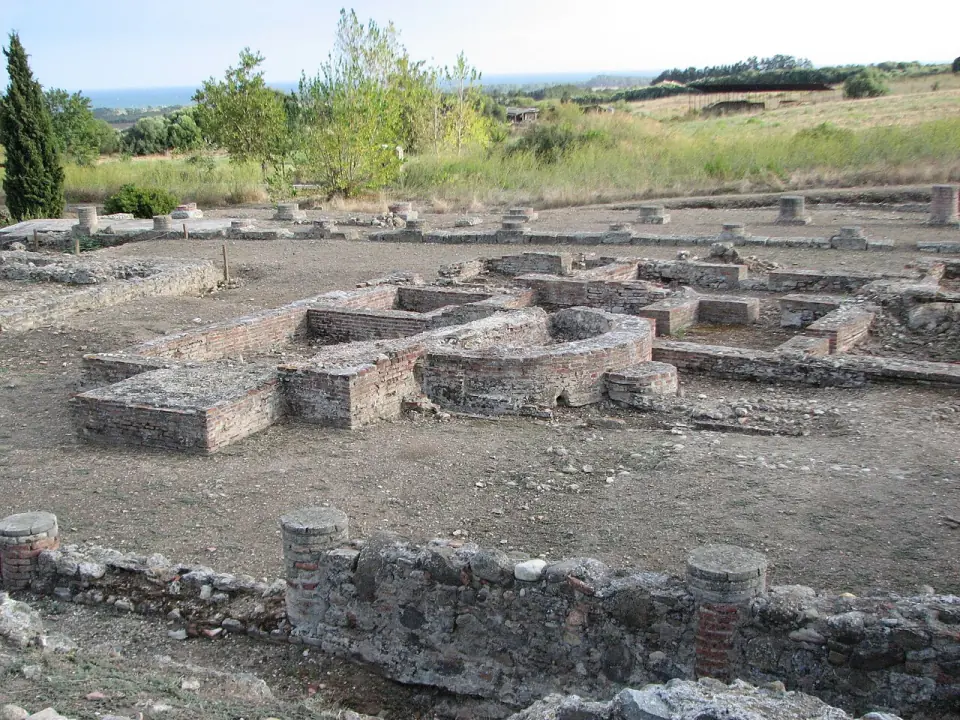 Fondations de bâtiments romains d'Aléria et paysage de la plaine côtière