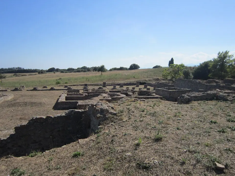 Ruines d'Aléria et plaine ouverte de la côte orientale, sous un ciel dégagé