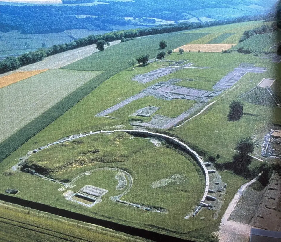 Vue aérienne des vestiges du centre monumental d'Alésia