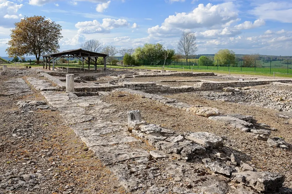 Rue à portique dans le site archéologique d'Alésia