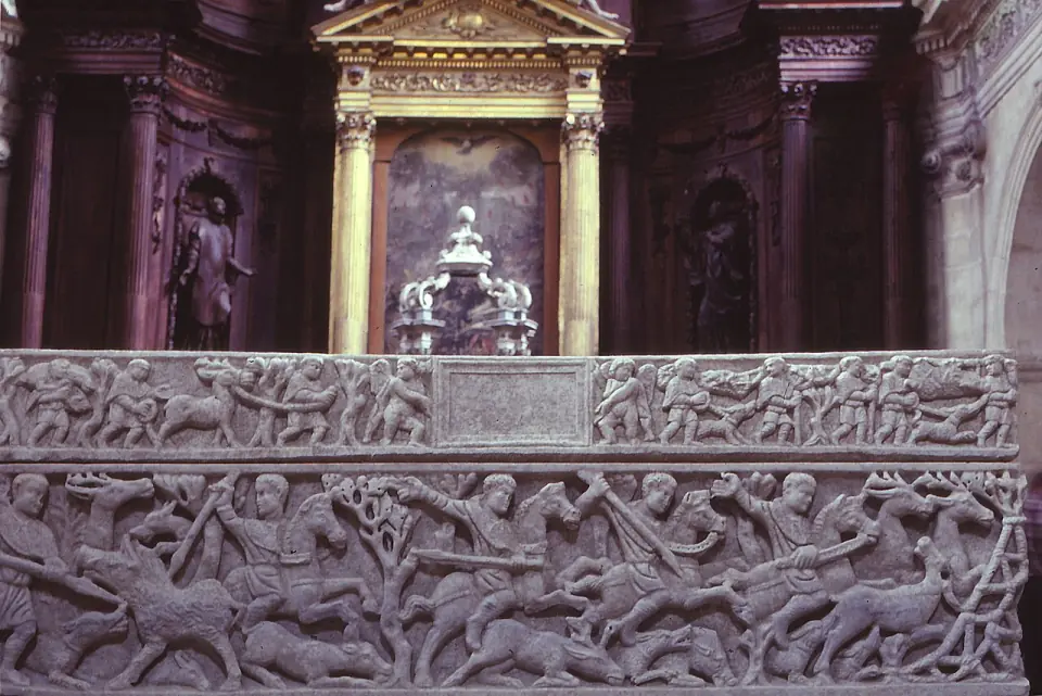 Sarcophage romain à scène de chasse du IVe siècle, provenant de l'église Saint-Honorat