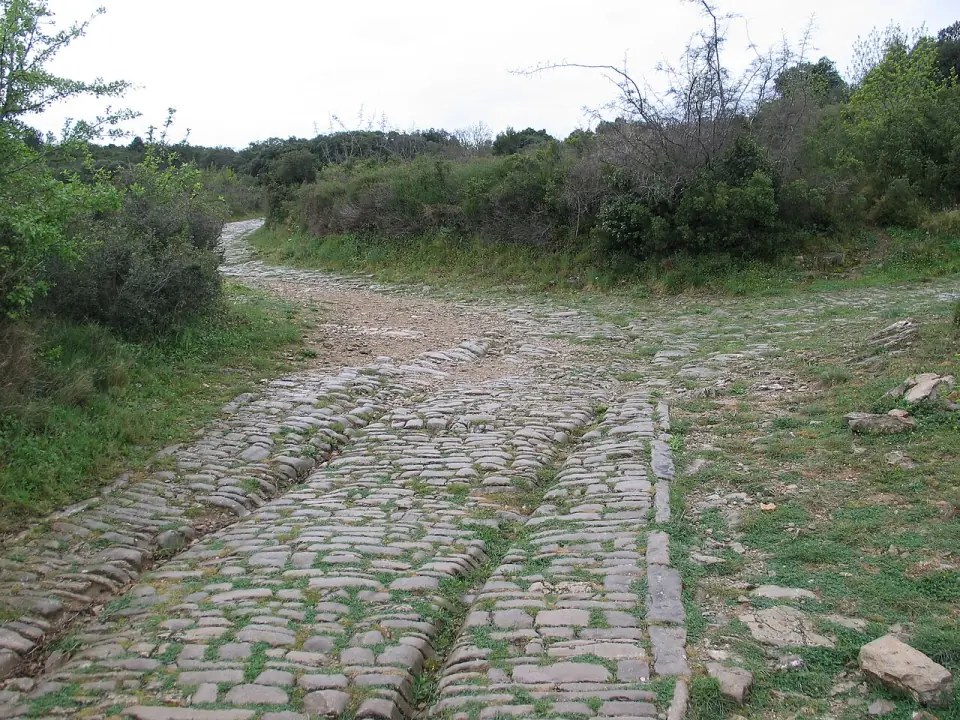 Pavage de la voie Domitienne marqué d'ornières, près de la porte est d'Ambrussum