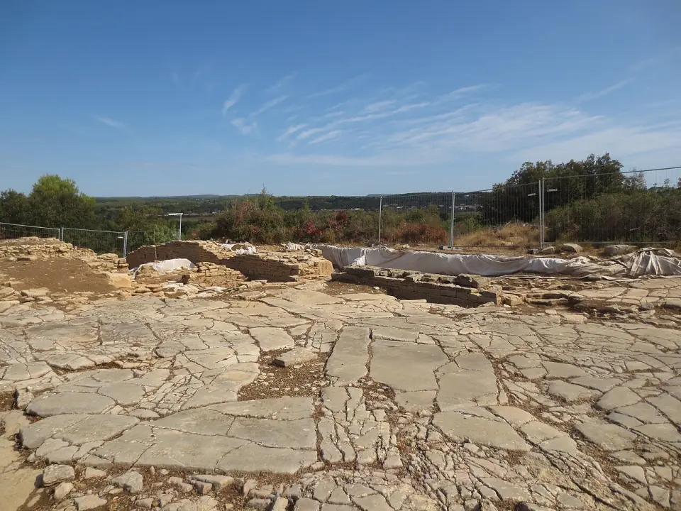 Dallage de pierre dégagé sur le chantier de fouille d'Ambrussum, été 2019