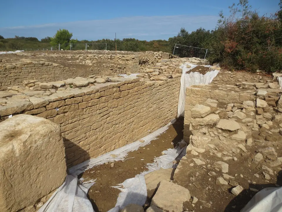 Murs en pierre mis au jour sur le chantier de fouille d'Ambrussum, été 2019