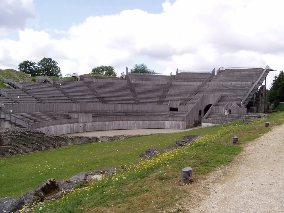 Vue d'ensemble de l'amphithéâtre de Grand, avec ses gradins en bois face à l'arène