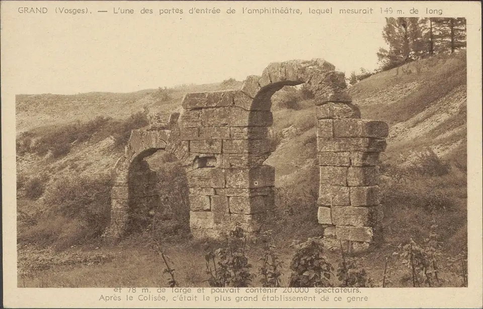 Carte postale ancienne montrant l'une des portes d'entrée de l'amphithéâtre de Grand