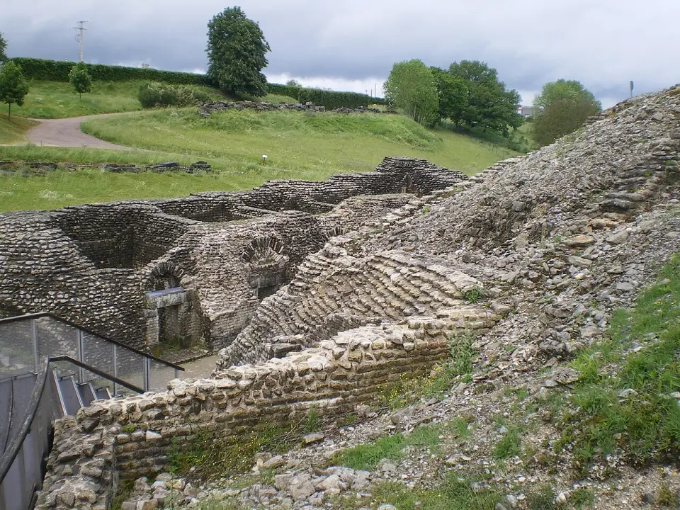 Ruines des salles qui bordent le couloir d'accès est de l'amphithéâtre de Grand