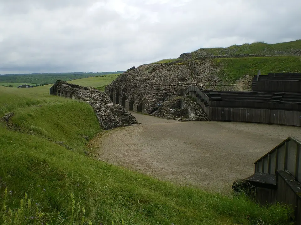 Arène de Grand et couloir d'accès est, entre murs de petit appareil et gradins de bois