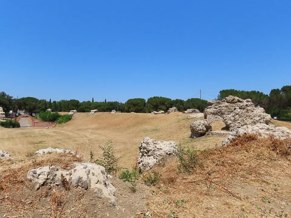 Murs de brique de l'amphithéâtre de Purpan-Ancely vus depuis l'arène