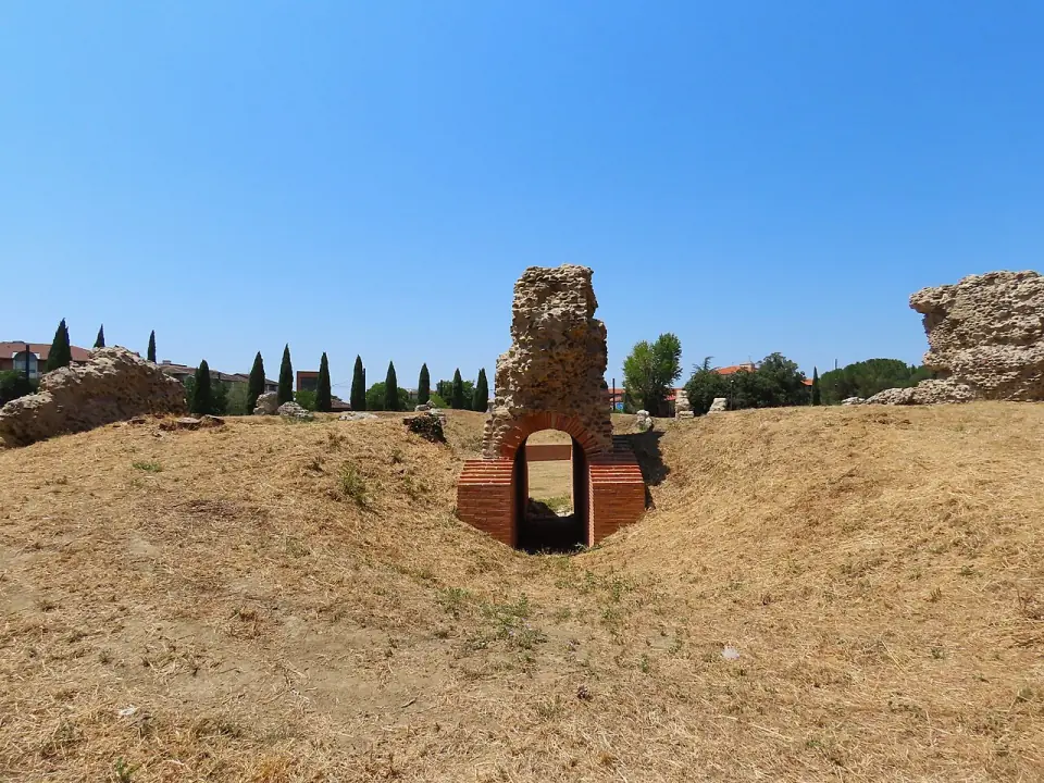 Gradins et structures en brique de l'amphithéâtre de Purpan-Ancely