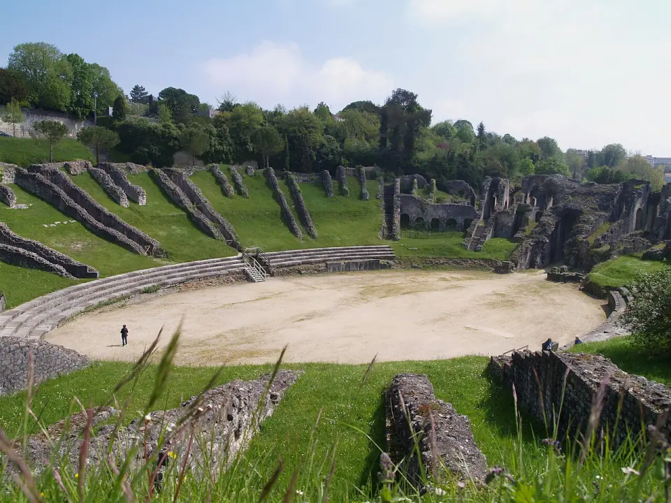 Vue d'ensemble de l'arène et des gradins de l'amphithéâtre romain de Saintes