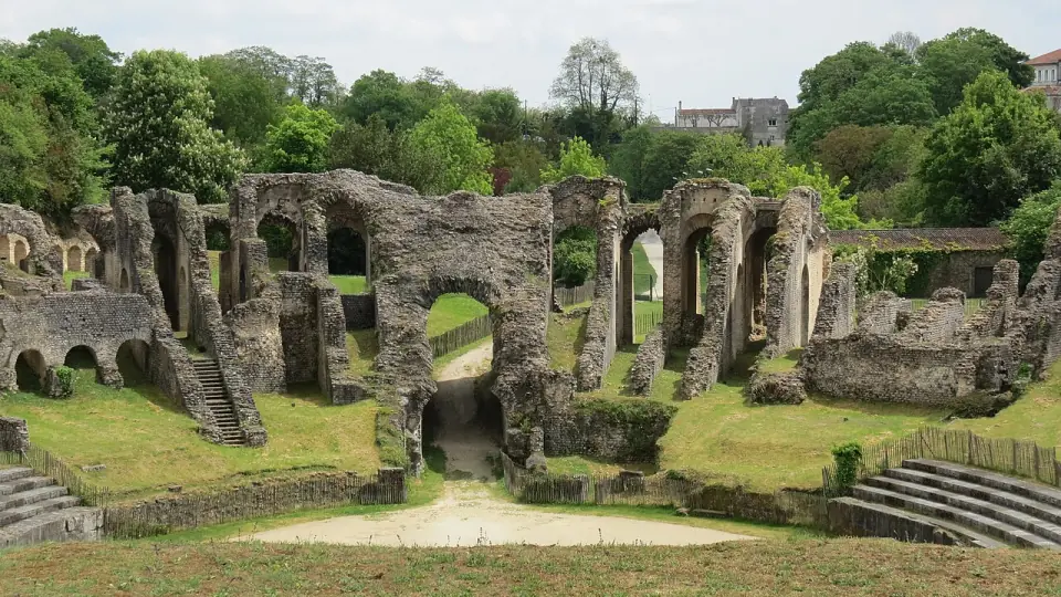 Entrée monumentale et arcades de l'amphithéâtre gallo-romain de Saintes