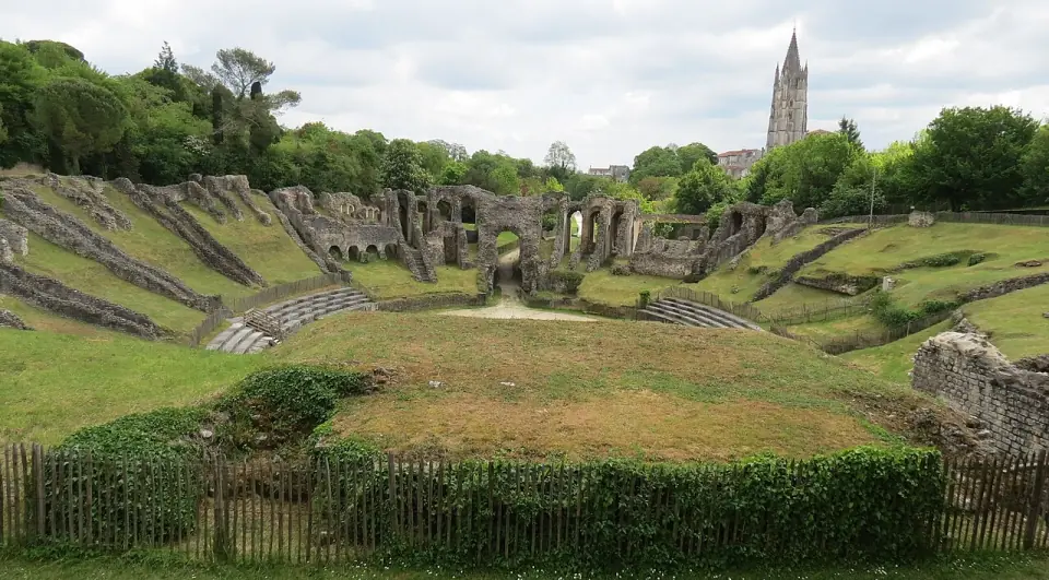 Amphithéâtre de Saintes dans son vallon, avec le clocher de la ville en arrière-plan