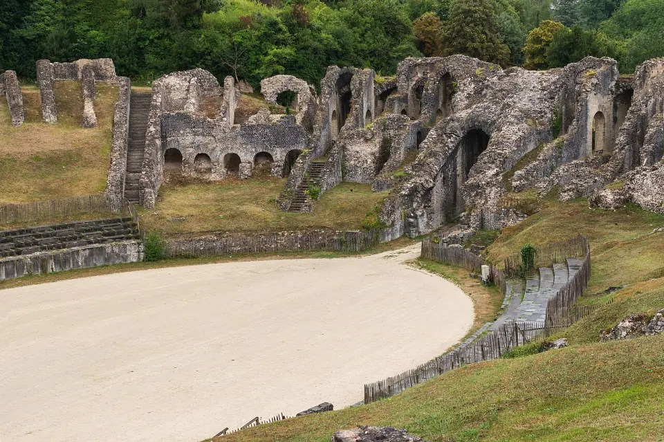 Arène et vestiges des arcades de l'amphithéâtre de Saintes, entourés d'arbres