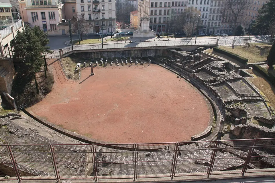 Ruines de l'amphithéâtre romain dans le jardin des Plantes de Lyon