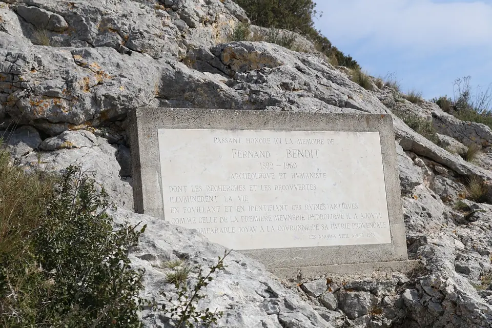 Plaque en hommage à l'archéologue Fernand Benoit, scellée dans la roche près des moulins de Barbegal