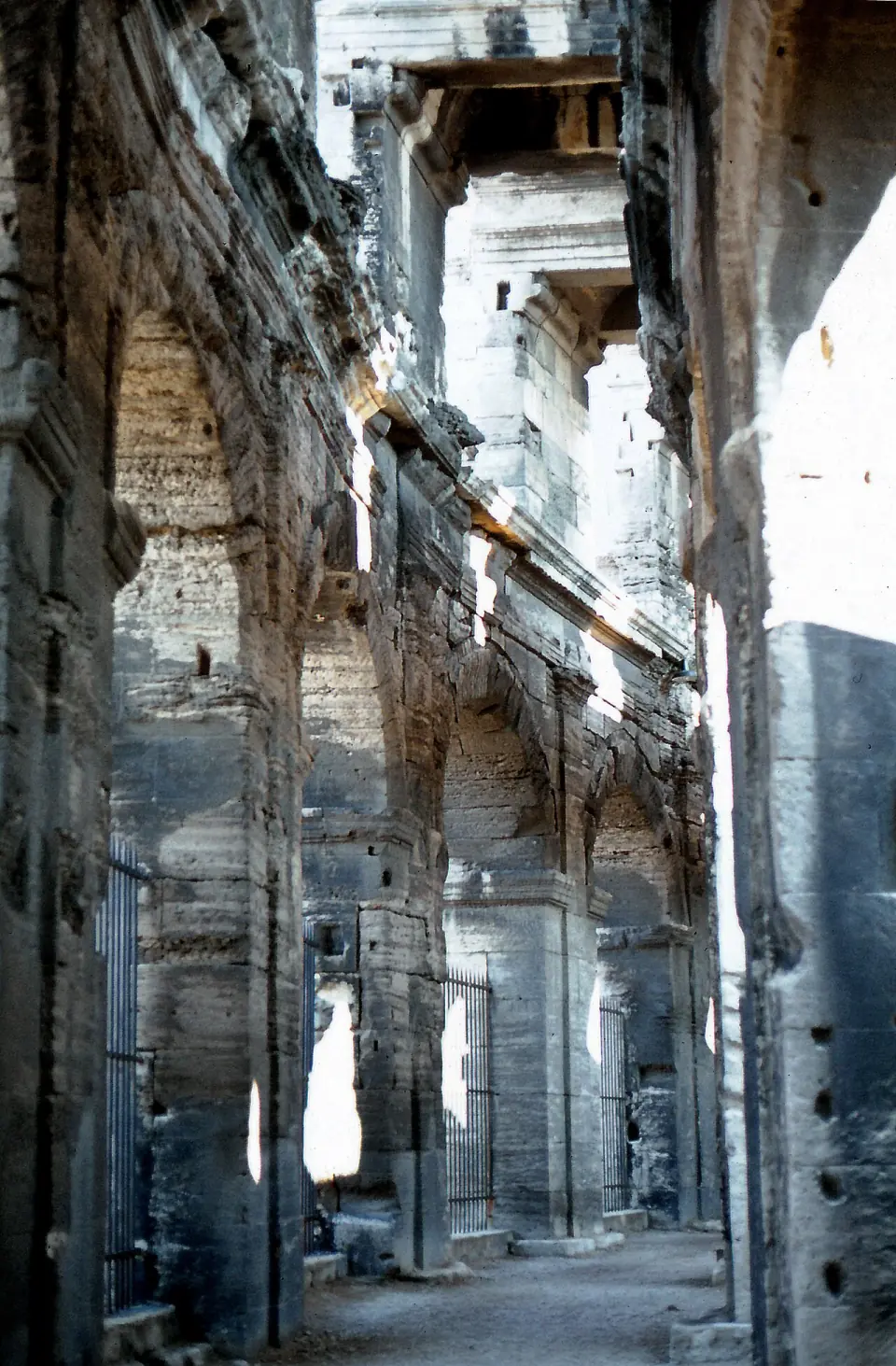 Arcades des arènes d'Arles vues depuis l'intérieur de l'amphithéâtre