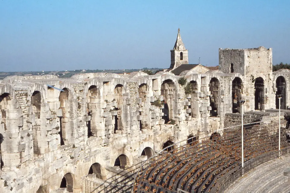Gradins et arcades de l'amphithéâtre d'Arles, avec le clocher de l'église Notre-Dame-de-la-Major