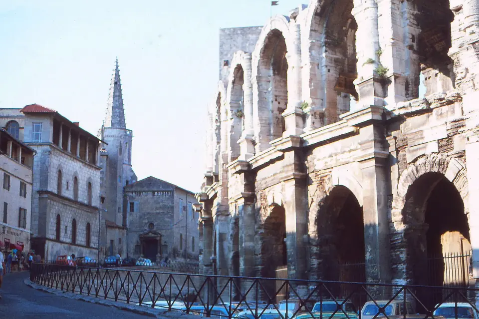 Côté sud-ouest extérieur des arènes d'Arles, avec l'église du couvent des Cordeliers
