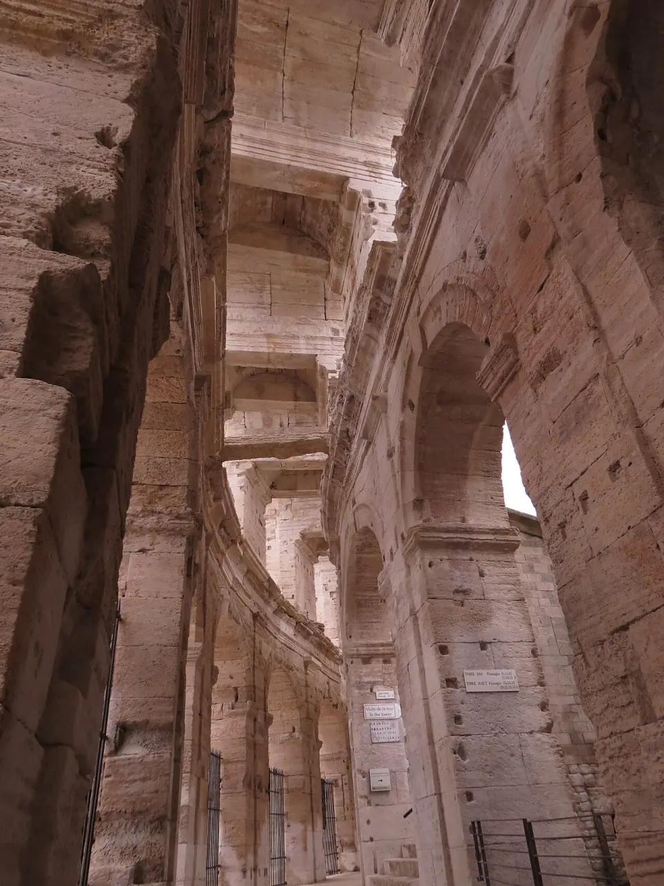 Galeries de pierre et arcades à l'intérieur de l'amphithéâtre romain d'Arles