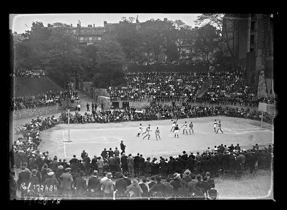 Match de basket-ball dans les arènes de Lutèce en 1933, devant les gradins pleins de spectateurs