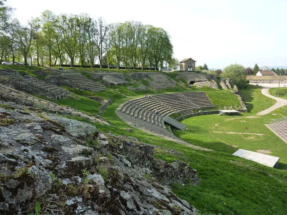 Le théâtre romain d'Autun vu d'en haut, ses gradins en arc de cercle et la pelouse de l'orchestra