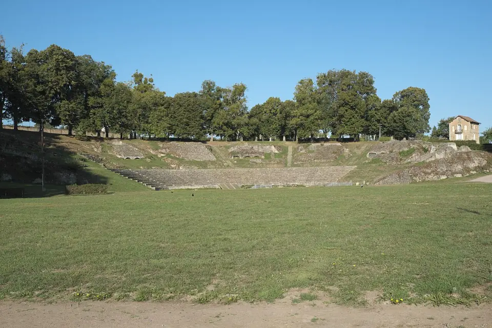 Gradins du théâtre romain d'Autun sous les grands arbres, par temps clair