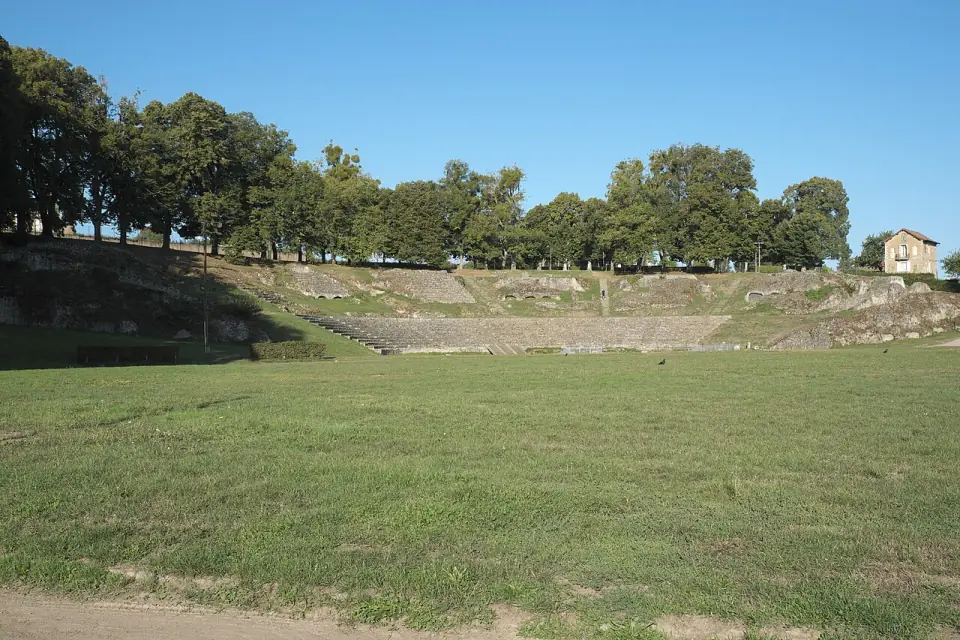 Vue du théâtre romain d'Autun et de son hémicycle
