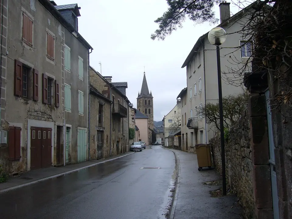 Une rue de Banassac avec l'église en arrière-plan