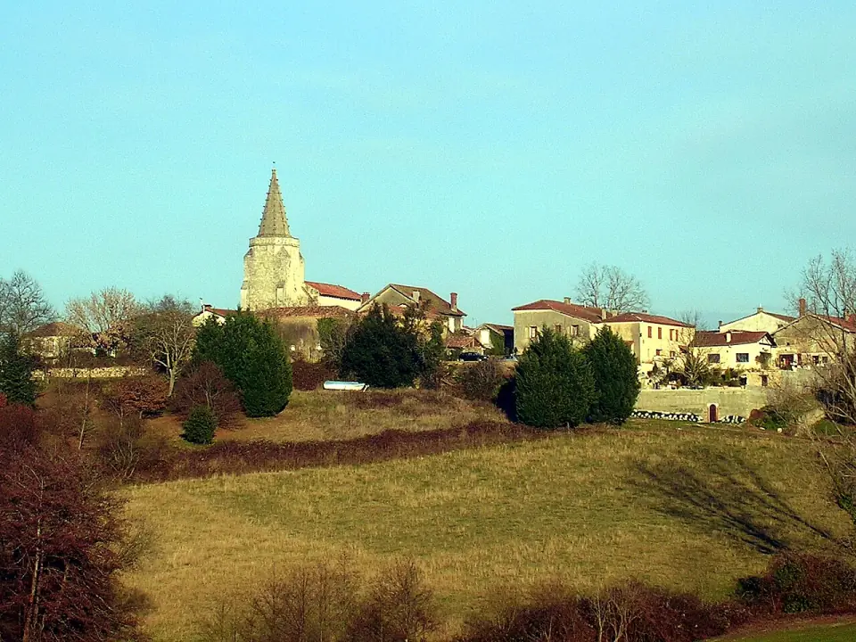 Le village de Brassempouy, en Chalosse, avec son église au clocher pointu, au milieu des prairies