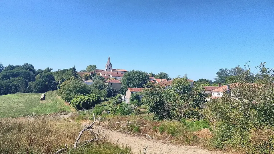 Vue panoramique sur le village de Brassempouy depuis le sud, en été