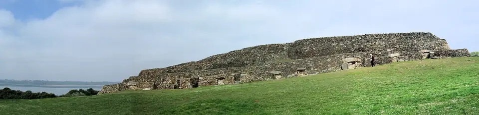 Le cairn de Barnenez vu du sud-est, avec la baie de Morlaix à gauche