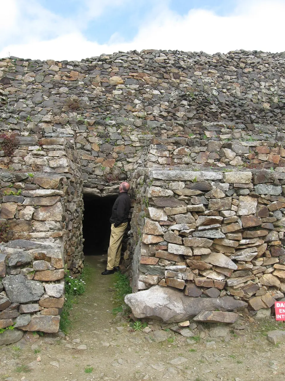 Entrée d'un couloir de dolmen dans les murs de pierres sèches du cairn de Barnenez