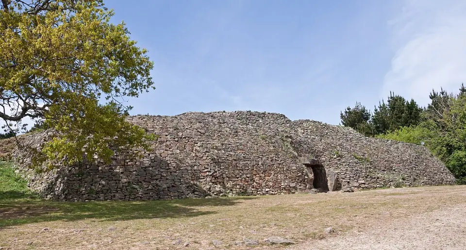 Le cairn de Gavrinis et l'entrée de son couloir, au pied d'un tertre de pierres sèches